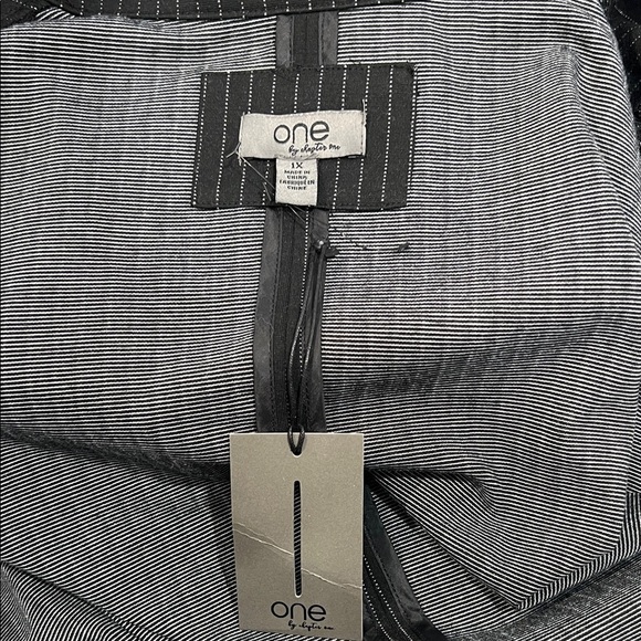 One by Chapter One Women’s Black Pinstrip Long Blazer - Picture 12 of 15